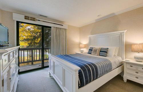 Gorgeous Grand Traverse Bay Beach Front Condo - Photo 9
