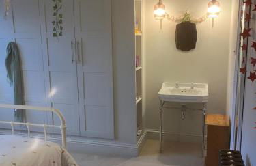 Spacious 4 Bed House Ideal for Races - Photo 7