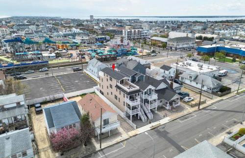 Steps From Beach & Boardwalk, Ocean Views with 5 Decks, 3 Cars - Foto 23