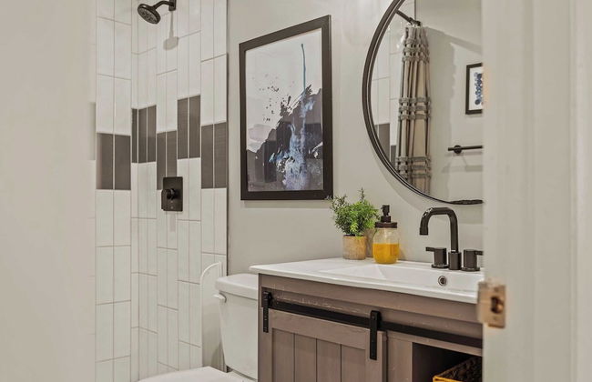 Inn the Poconos by Avantstay Private Lake Access Enclosed Hot Tub - Photo 25