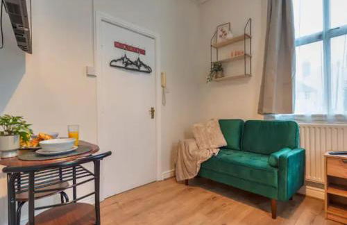 Stylish Studio in Central Wolverhampton - Pass the Keys - Photo 13