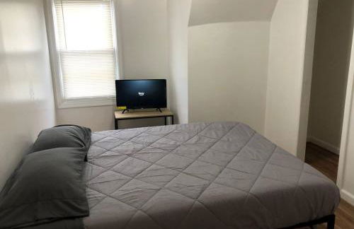 Private apartment with 3 bedrooms and 1 bathroom near Newark International Airport EWR and New York City, MetLife Stadium FIFA World Cup 20 minutes away - Photo 5