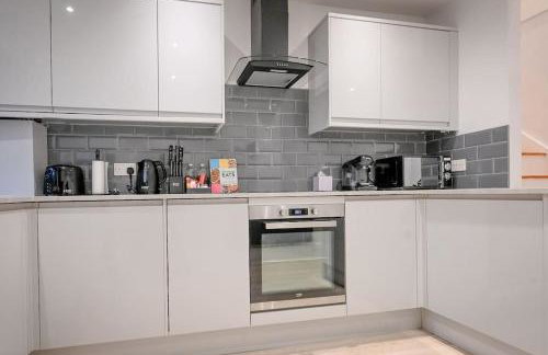 Luxury 2 Bed Maisonette with Parking Near Tube - Foto 8