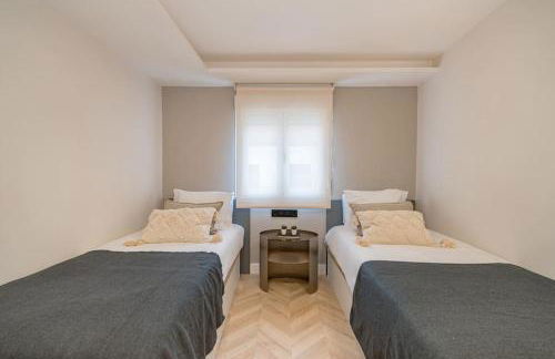 Location, Luxury & Style Best 5Bed in Madrid - Photo 22