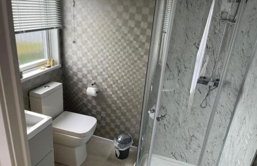 Indulgence Lakeside Lodge i3 with hot tub, private fishing peg situated at Tattershall Lakes Country Park - Foto 13