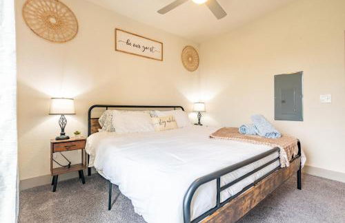 RiverWalk PentHouse Oasis w/Free Parking Gym Pool - Photo 34