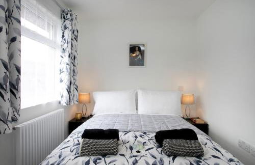 Charming Home - Free Parking - Private Garden - Pass the Keys - Foto 29