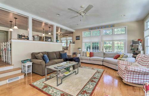 Cape Cod Cottage with Deck, Grill, and Games! - Foto 3