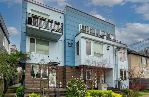 Lake & City View Modern Retreat w AC - Photo 23