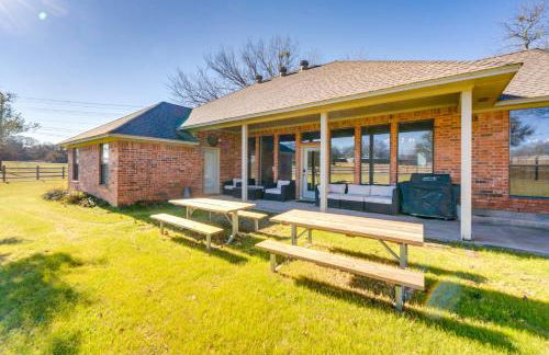 about 3 Mi to Dtwn Aubrey Vacation Rental with Patio! - Foto 3