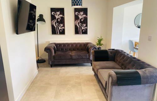 Modern Family Home with Off-Road Parking - Foto 9