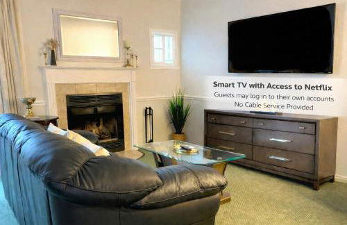 Cozy Villa 3 mins to Mohegan- Fully Stocked with King Bed & Fireplace- Jacuzzi, Saltwater Pools, Sauna - Foto 3