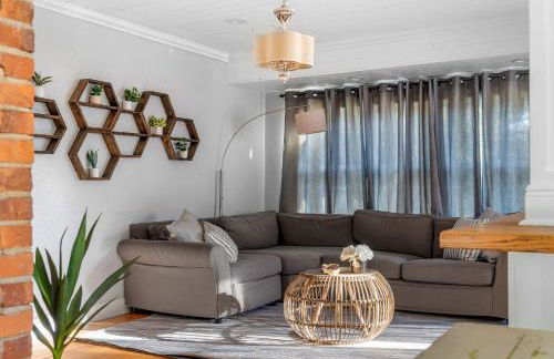 Tiny Home w MIL suite - 3 MI to DT - Foto 33