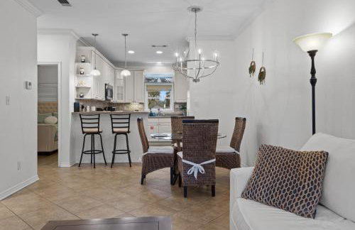 Steps from the Sand and Town Green - 2BR Coastal Retreat - Foto 9