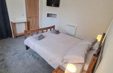 Modern 3 Bedroom Property centrally based - Foto 18