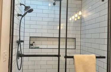 Luxe Modern Lakefront Oasis - Hot Tub, Sunset Views, Pet & Family Friendly! Close to UMF! - Foto 37