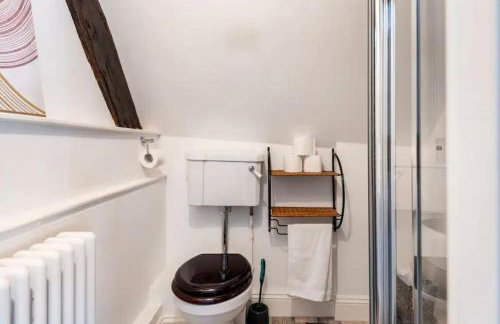 Stylish Tudor Cottage & Hot Tub - Photo 28