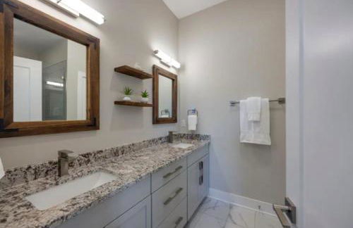 Luxury four-story Home with Rooftop views, 10min to Downtown! Sleeps 12! - Photo 20