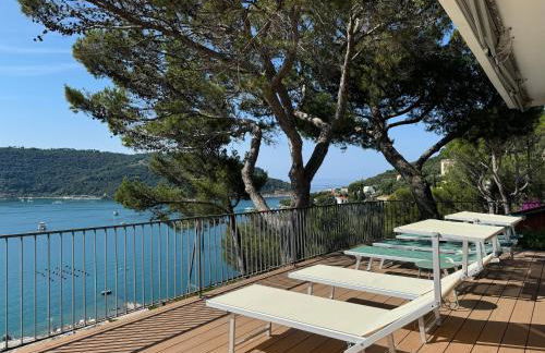 Modern and Elegant apartment with a spacious sea view terrace overlooking Palmaria Island Bright designer interiors Fully equipped Up to 6 guests Private parking Aircon All the comforts for a perfect stay - Foto 56