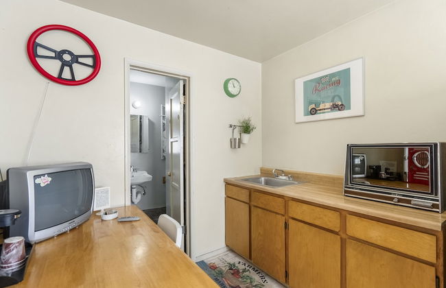 The New Star Motel with Studio-Kitchens: 1950s Extended-Stay Lodging and Retreat Center - Photo 42