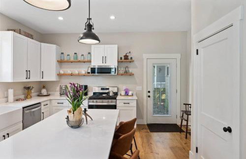 Downtown | Gorgeous | Pet Friendly! - Photo 59