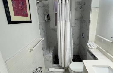 Large DUPLEX Apt 2Bdrm 1Den-Metro - Photo 53