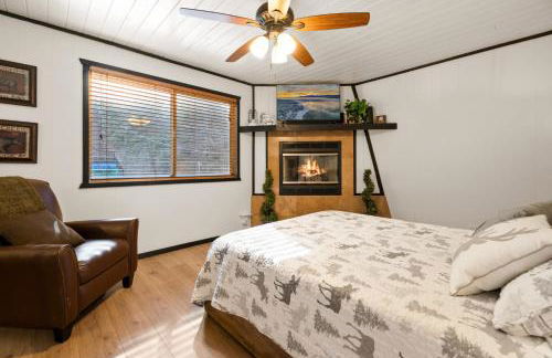 Entire Cabin, Walk to Ski Slopes, Hot Tub, Pet Friendly, Fast WiFi, 2 Parking, 2 Fireplace, Wash & Dryer, Fenced, Fire Pit, BBQ, Hike, Golf, Zoo - Foto 10