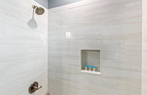 Relax And Sea NEW Luxury Canal-View Escape Gated Community Firepit and Decks - Foto 27