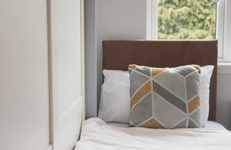 A stunning And Slick Escape - Photo 13