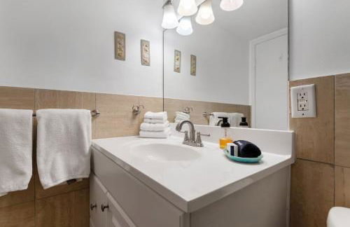 Spacious 3BR Beachfront Condo with Balcony & Parking - Foto 29