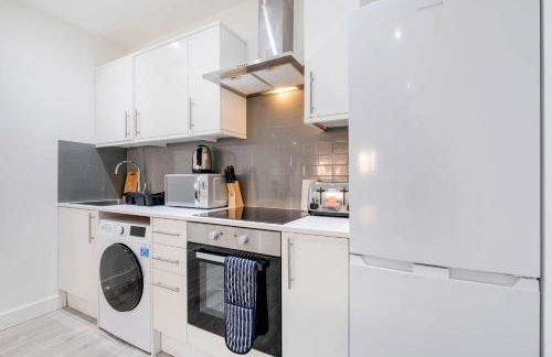 Luxurious 1 Bed Serviced Apartment with Wi-Fi - Photo 7