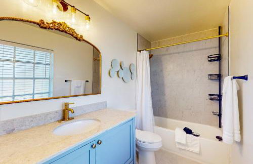 Poolside Bliss! Christian Pass Family Home with Yard - Foto 20