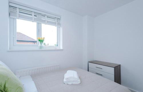 4BR Home for 8, Full Kitchen, Parking, WiFi in Northwich - Photo 19