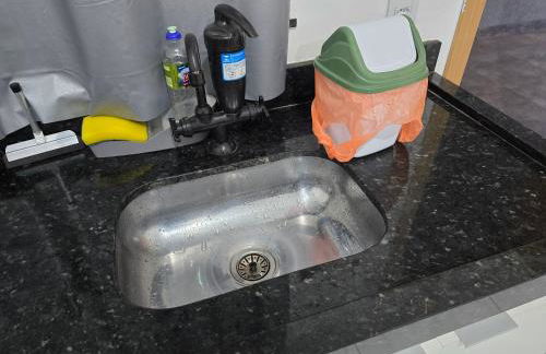 Flat completo a 5 minutos apé de mercado, farmácia - Foto 27