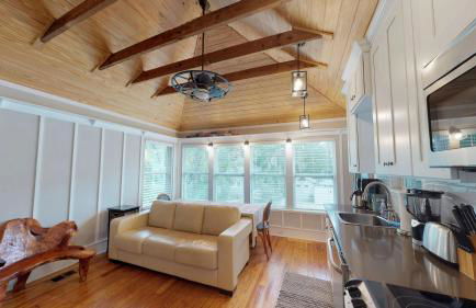 Renovated Romantic Guesthouse Historic Downtown Easy Half Mile Stroll - Beach only 3 Miles! - Foto 6