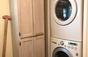 2 Bedroom Apt Overlooking Dunedin Town Square NO KIDS, NO PETS - Photo 9