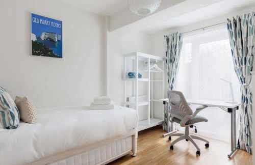 Spinnaker House-with Tesla Electric Charging Point - Photo 7