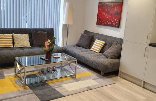 Daisy Lodge - Spacious Two Bed Flat - Parking, Netflix, WIFI - Close to Blenheim Palace & Oxford - F1 - Photo 8