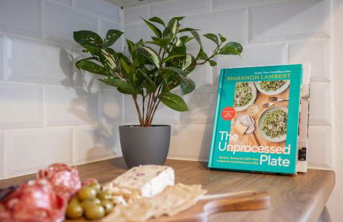 Doctors Lane- Modern 3 Bedroom Contractor Family House With Parking - Photo 11