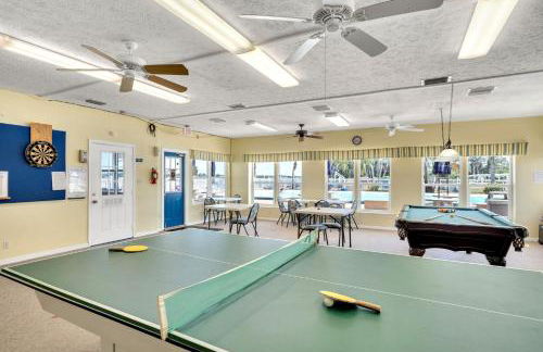 Lake Placid Home Boat Parking and Clubhouse Access by RedAwning - Foto 34