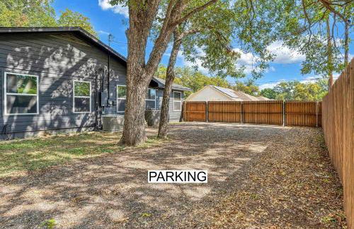 New-The Mod Poppy Large home 10 minutes from it all - Photo 51