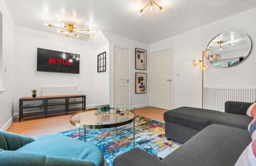 Spacious 3-Bed Home, Parking, Garden, Sleeps 7 - Foto 9