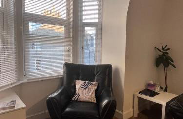 Spacious 2 bedroom flat nearby train and bus station - Foto 31