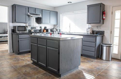 Comfy Expansive Home - Near the Strip - Heated Pool - Foto 18