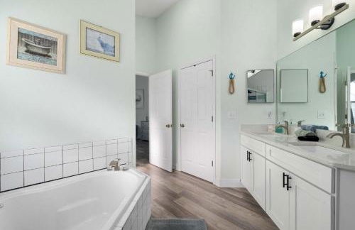 Single-Level Home w Heated Pool & 9MI to Disney - Photo 25