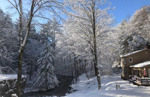 Berkshire Riverfront Ski Cabin Close to Hiking! - Foto 27