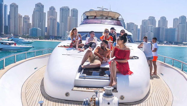 Un gruppo di amici sul ponte della barca