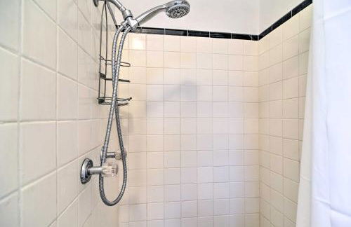 Sun-Soaked Coastal Hideaway - Steps to Beach! - Foto 18