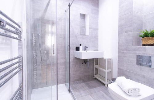 Spacious 4BR house, 2 en suites with garden & on-site parking - Foto 34