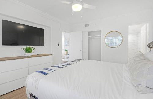 Waterfront Oasis 2BR 2BA with Pool, Gym, Balcony & Parking - Foto 26